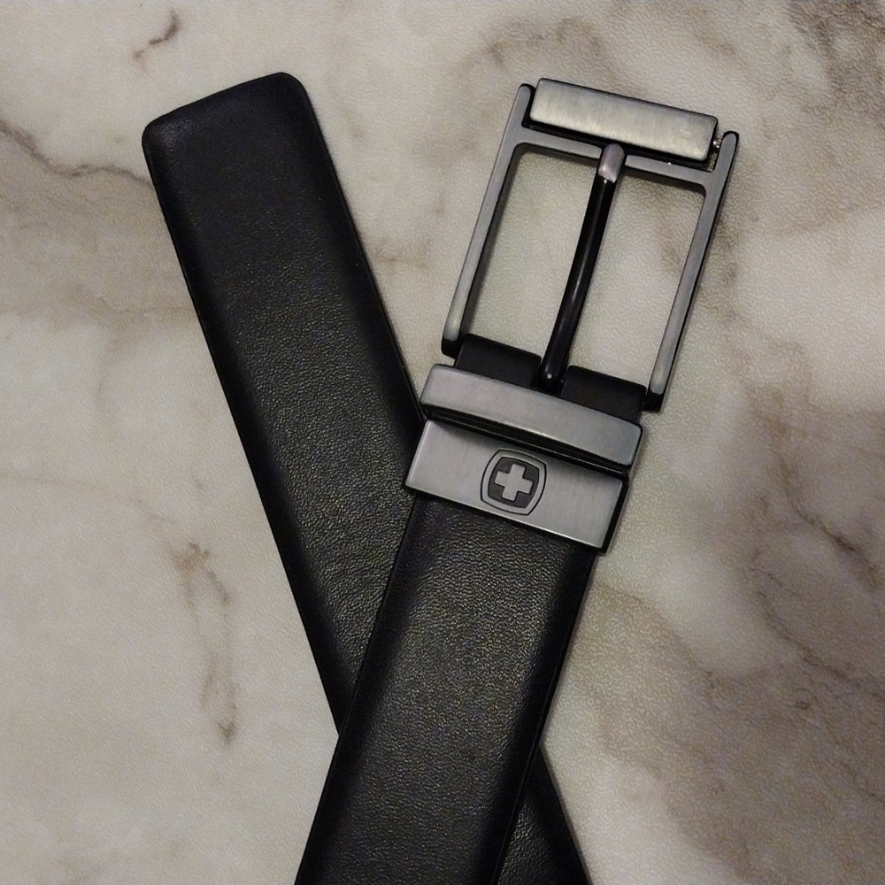Swiss Gear genuine leather belt.